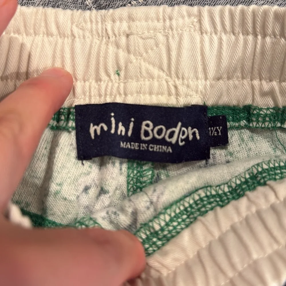 Mini Boden French Terry Green Baggies Shorts with‎ Blue Skull Pattern Size 18M